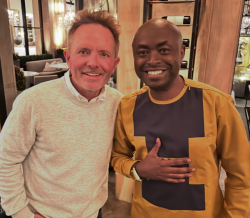 Niwe waririmbye 'Holy Forever': Chris Tomlin wahuye na Patient Bizimana ni muntu ki? Twitege indirimbo yabo?