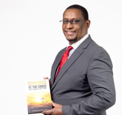 Rev. Dr. Emmanuel Murangira yamuritse ku mugaragaro igitabo yise Ubukungu ku Musaraba