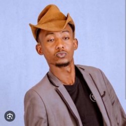 Clapton Kibonge uzwi nk'Icyaremwe Gishya ari mu byishimo nyuma yo kuzuza ibihumbi 500 by'abamukurikira kuri Instagram 