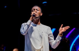 Warasenze Ubura Iki? Mu minsi 10 gusa Emmy Vox ashyize hanze indi ndirimbo irimo indimi 4