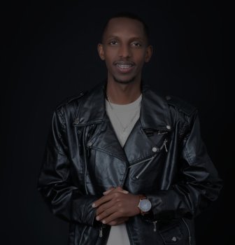 Yves Rwagasore utwaye busabo ibendera rya Gospel muri Diaspora yomoye abakomeretse mu ndirimbo "Elohim"