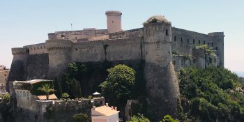 Gereza zo mu gihe cya Bibiliya n'iza none: Itandukaniro n'ihuriro mu ndorerwamo y'ukuri