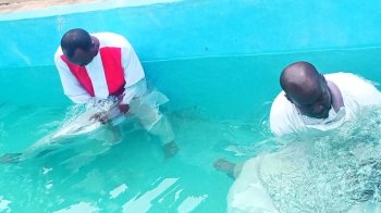 ADEPR Taba yongeye kwishimira ababatijwe mu mazi menshi bakaba ibyaremwe bishya