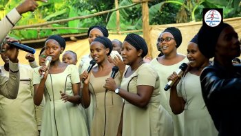 Korali Abaragwa yatanze Pentecote mu ndirimbo "Mwuka Wera" - VIDEO