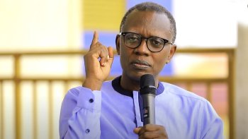 Rev. Dr Antoine Rutayisire yagiriye inama ababyeyi bashyingira abana babo bagashaka kubinjirira mu mibanire
