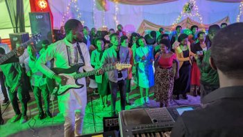 Korali Elayo yo muri CEP UR Huye bafashe amashusho ya Album ya kane bise "Ntakiyinanira" 