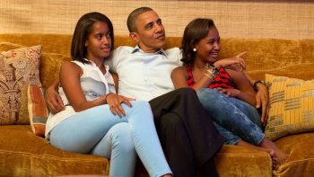 Malia Obama: Inzira y'Ubuzima bwe, Urugendo rw'Ubwamamare n'Ibanga ry'Uburere