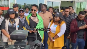 Israel Mbonyi yakiranywe urugwiro muri Tanzania aho yitabiriye igitaramo "Wakati wa Mungu"