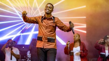 Josh Ishimwe yashimagije Imana mu ndirimbo nshya aha ubutumwa umurizabageni Nadia witabiriye Rwanda Gospel Stars Live 