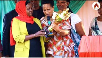 Bishop Karasanyi yahaye igikombe Gitifu w'Umurenge wa Kicukiro mu giterane ku bw'imikoranire myiza