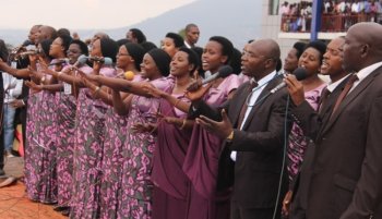 Korali Hoziyana ifite amateka akomeye yaje muri "Nzahimbaza Uwiteka" yinjiza abakunzi bayo mu 2024- VIDEO 