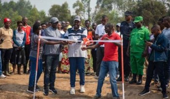 Kinyinya: Abaturage bihaniye mu ruhame ku munsi w'umuganda watashyweho iriba ry'amazi ryubatswe na Foursquare