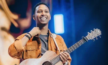 Ibibazo 10 buri wese ukunda Israel Mbonyi yakabaye amubaza aho kumusaba Selfie