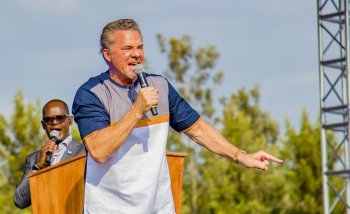 Yaretse guca inyuma umugabo we binyuze mu giterane cya Ev. Dr. Dana Morey, asaba abandi kuzacyitabira