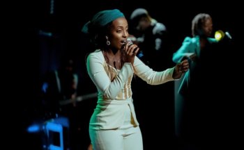 Nzategereza Live Concert! Mama Sharon yasabye ababyeyi kwaturira imigisha ku nda batwite, Sharon ahundagazwaho imigisha