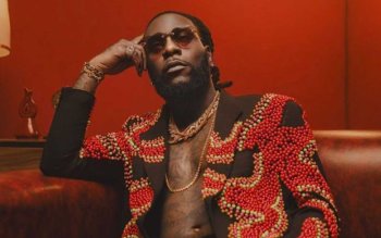 Ndashaka ukuri nyakuri! Burna Boy yahishuye ko gusoma Korowani na Bibiliya byamusize mu rujijo