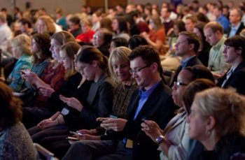 Kubatwa na telefone mu rusengero kimwe mu bibangamiye cyane amatorero