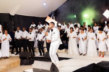 Elayo Choir na Siloam Choir zahuje imbaraga mu gushyira abizera mu mwuka wo gushima Imana