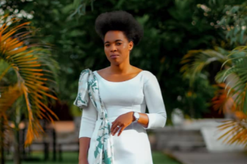  Byukusenge Claire arashimira abakunzi be nyuma y'uko indirimbo ye 'Urakwiriye Yesu' yongeye gukundwa cyane