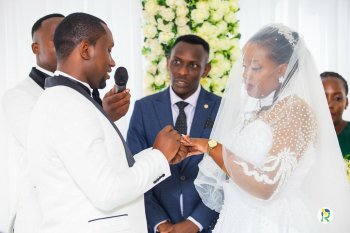 Imana irabikoze! Assoumpta wa RBA yasezeranye imbere y'Imana na Caleb (AMAFOTO)