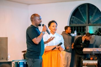 Brian Blessed na Dinah Uwera bagiye gusangira Noheli n'abakobwa babyariye iwabo