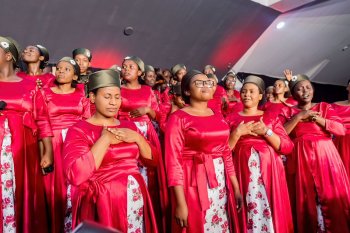 Fata ifoto yo hambere uyegeranye n'iy'iki gihe – Interuro ikunzwe mu ndirimbo “Ifoto” ya Beulah Choir 