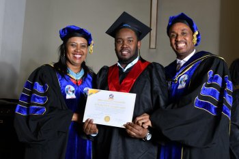 Suwede n'u Bubiligi: Apôtre Masasu yatanze impamyabumenyi ku basoje amasomo ya Bibiliya muri BCC - AMAFOTO