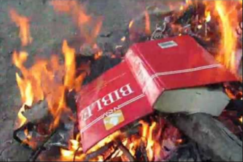 I Burayi: Bibiliya na Korowani bikomeje gutwikwa