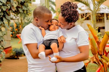 Umunyamakuru Frederick n'umugore we bizihije mu byishimo byinshi isabukuru y'umwaka bamaze mu rushako