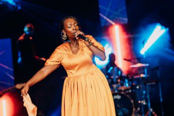 Ishimwe ryuzuye: Senga B waririmbye "Ziraziritse" yagarutse ku mwana wa 2 Imana yamuhaye nyuma y'Imyaka 8