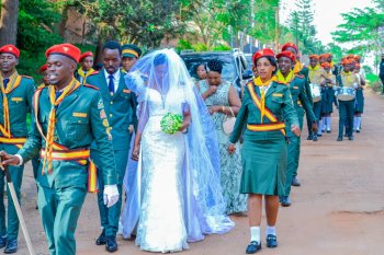 Nsabiyumva Yvette na Ntawigenera Cyprien bakoze ubukwe bw'agatangaza-PHOTOS