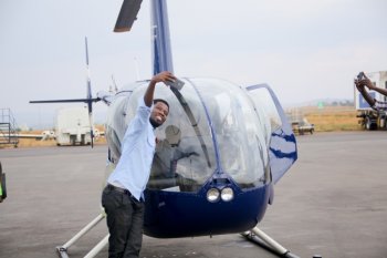 Wari uzi ko Moses Niyonzima yigeze guhembwa gutemberezwa mu ndege kubera ubuhanga bwe mu gufotora?