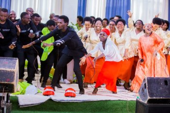 Rangurura Evangelical Week: Umumotari yaje yiruka ahungira ku Mana, Gosheni ihundagazwaho Imigisha-200 PHOTOS