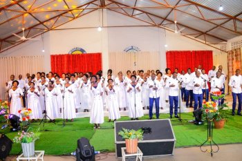 Korali Salem yigiye ku birenge by'umusamariya mwiza yateye umugongo urubwa rwa Penina mu ndirimbo "Hana Humura"