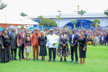 Perezida Museveni n'umujyanama wa Trump mu by'Umwuka bitabiriye igiterane cya Kayanja