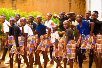 Abijuru Kids: Itsinda ribyina mu buryo butangaje ryongeye kuryoshya indirimbo Ikidendezi ya Korali Ukuboko kw'Iburyo