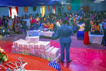 Bishop Rugagi witegura kuza mu Rwanda, avuye muri Kenya atanze ibiribwa ku batishoboye-PHOTOS