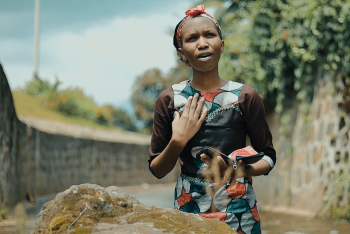 Umurizabageni Nadia yatanze kado ku bakobwa batinze kubona abagabo mu gisigo “Nacumuye Iki?” 