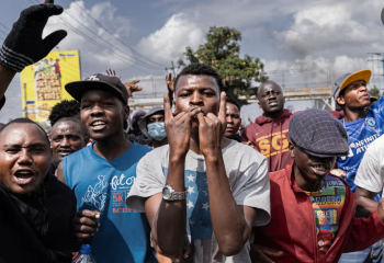 Perezida wa Kenya yategetse polisi kurasa abigaragambya mu kaguru – Ese n'Abakristo barimo?