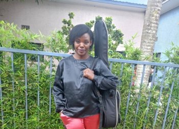 Yinjiranye intwaro y'amugi abiri: Esther Senga wigisha umuziki yateguje indirimbo nshya 'Isezerano'