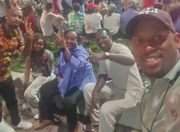 Pastor Jackson Mugisha yanyuzwe no guhura na Ben & Chance mbere y'igitaramo bagiye gukorera i Toronto