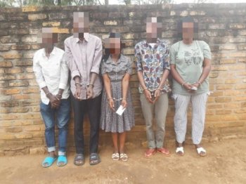 Muhanga: Polisi yafashe abantu 5 bakurikiranyweho kwambura abaturage babizeza ubuvuzi n'imfashanyo