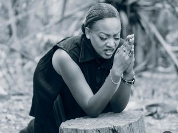 September Six: Aline Gahongayire yasohoye indirimbo ivuga ku gahinda yagize ubwo yabyaraga umwana agahita apfa