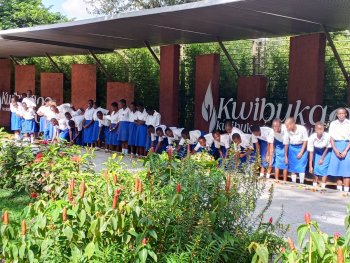Kwibuka 32: Abarezi n'abanyeshuli bo muri GS Gisozi II basuye urwibutso rwa Jenoside rwa Kigali