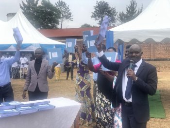 Ni isezerano rishya gusa! Umuryango wa Bibiliya mu Rwanda wamuritse Bibiliya y'abatabona (Braille)