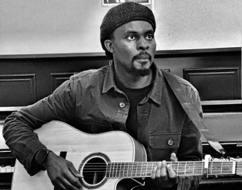 France: Umunyarwanda Isaac Pappy yateguje indirimbo nshya ya Pasika "Dufite umukiza" yahuriyemo na Rachel Uwineza