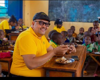 IFOTO Y'UMUNSI: Rev Alain Numa yasangiye ifunguro rya ku manywa n'abanyeshuri