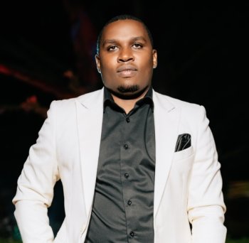 Philemon Byiringiro ari gutungurwa n'abakomeje guhinduka nk'abana bato kubera indirimbo ze