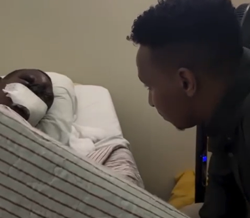 Israel Mbonyi yasuye murumuna wa Mitsutsu urembeye mu bitaro amusigira ihumure