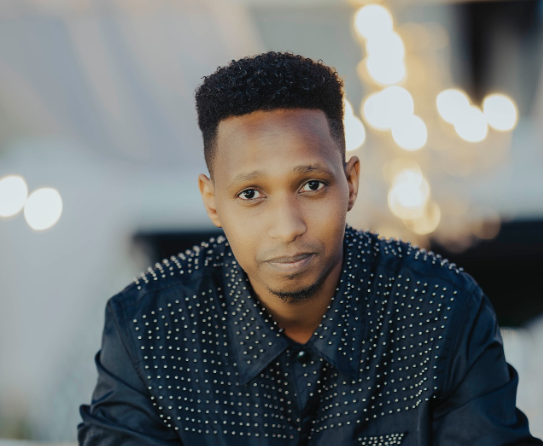 Israel Mbonyi yafashije abakunzi be kutagwa mu mutego w'abatekamutwe anateguza album ya gatanu